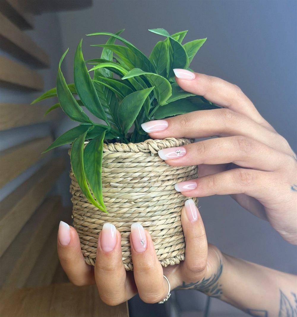 Manicura baby boomer con pequeños brillantes hecha en Maia Nails Studio, Blanes