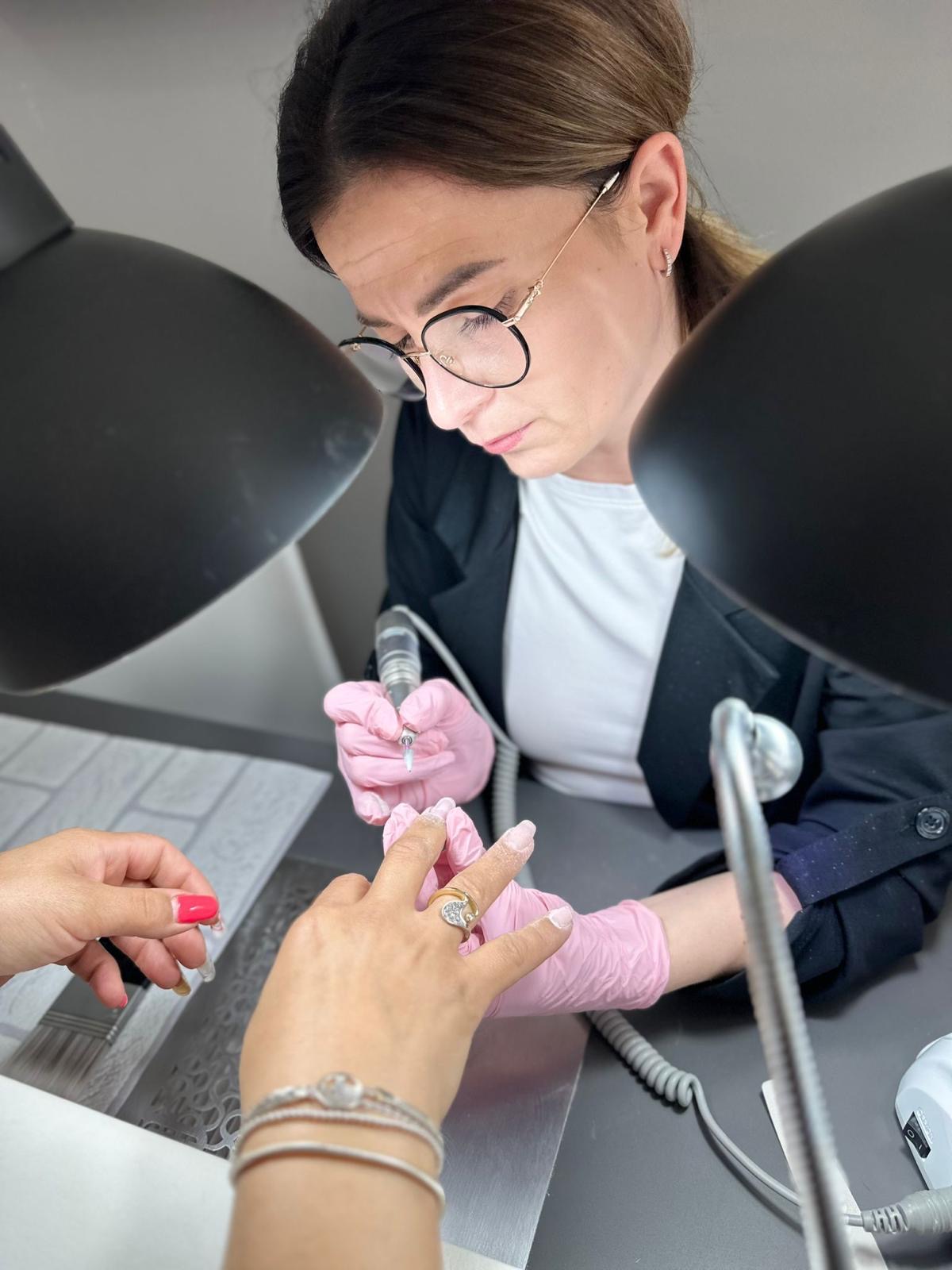 Maria, fundadora y manicurista de Maia Nails Studio, haciendo una manicura en su estudio de Blanes