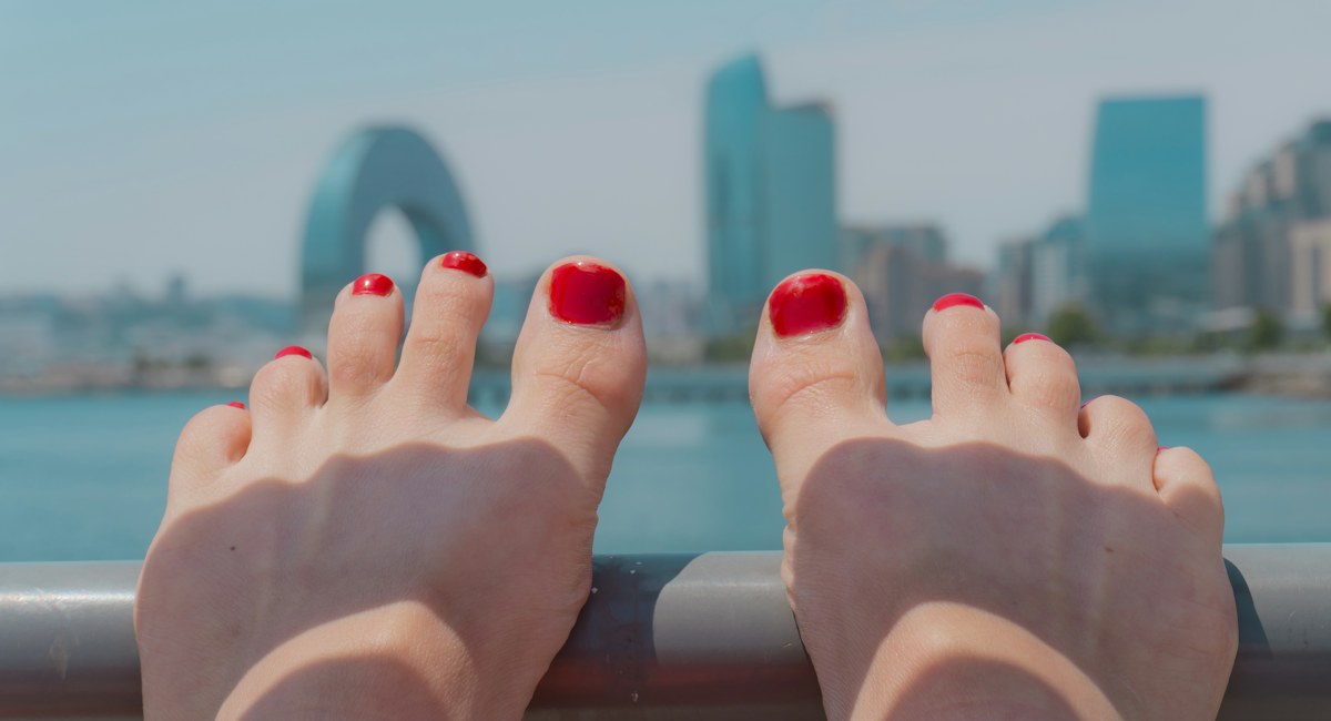 Pies con pedicura y uñas pintadas de rojo