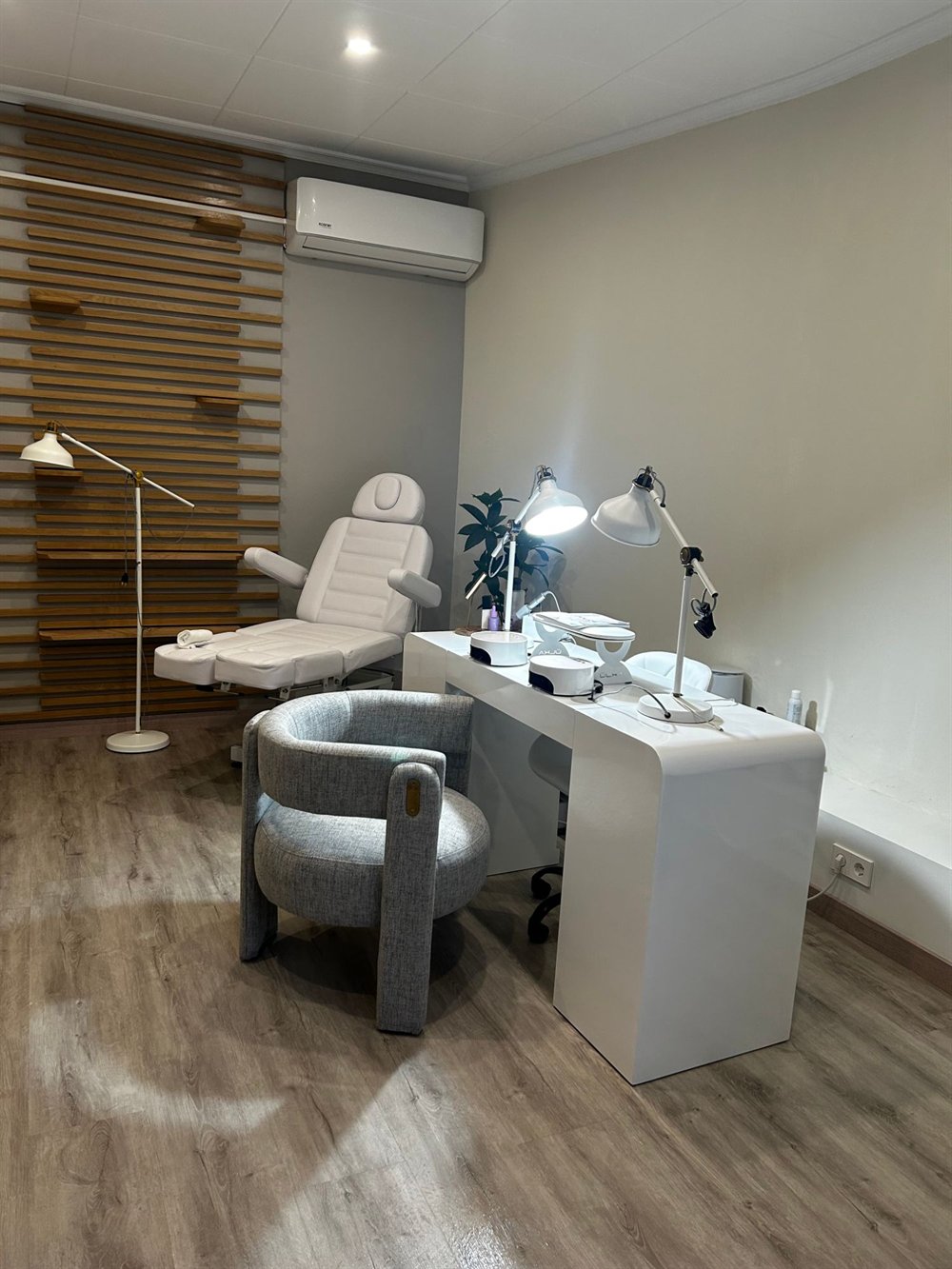 Interior del salón de uñas Maia Nails Studio en Blanes, con mesa de manicura y sillón de pedicura