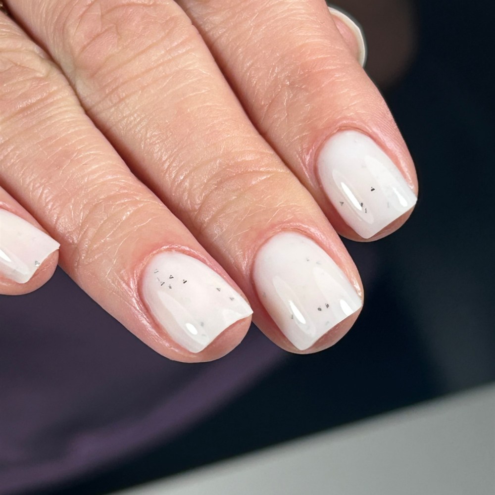 Manicura blanca con láminas plateadas