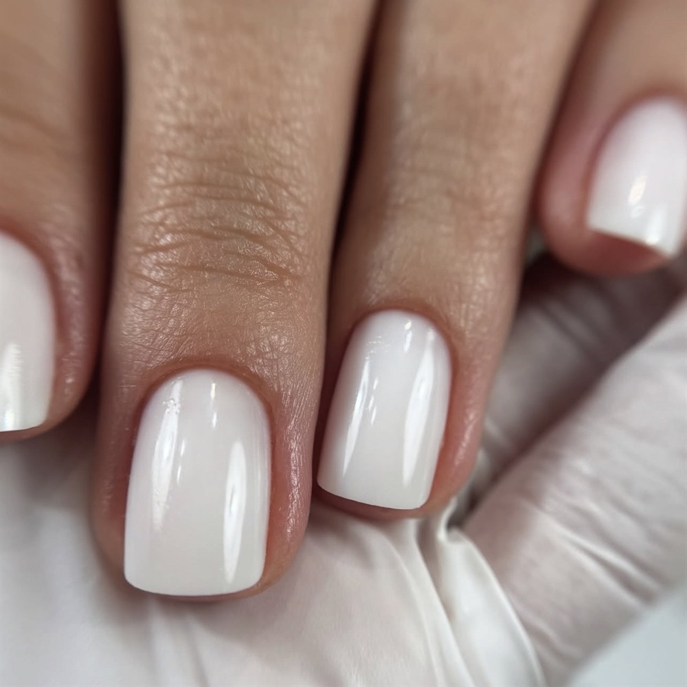 Manicura con base rubber en blanco lechoso