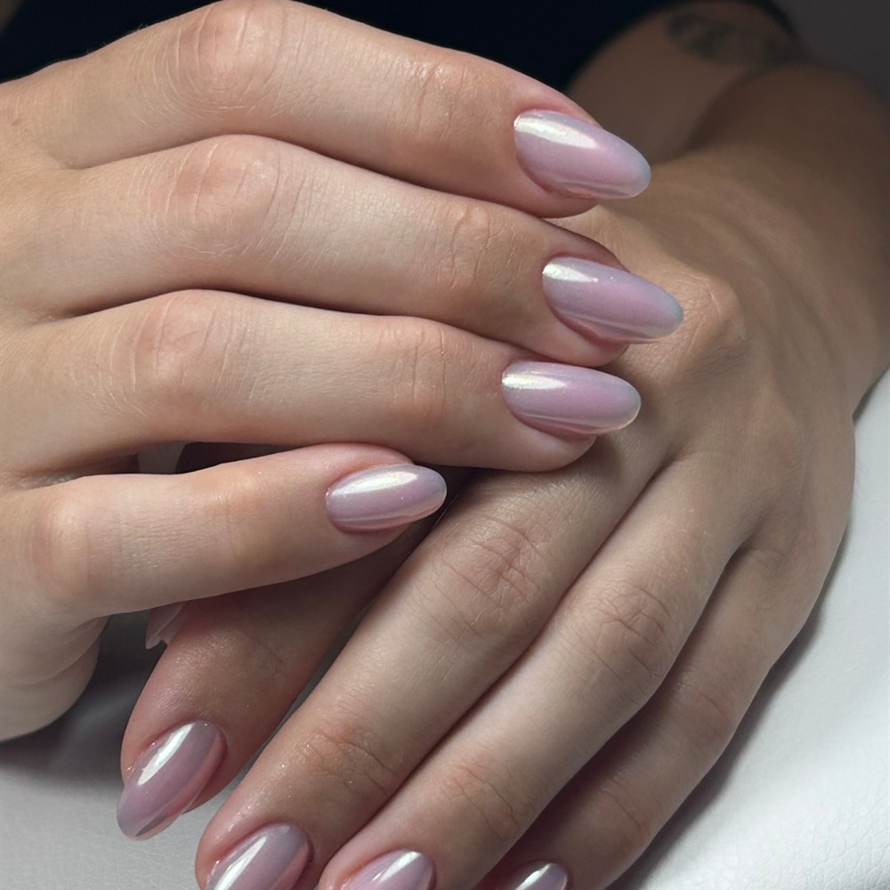 Uñas almendradas en rosa con efecto perla hechas en Maia Nails Studio