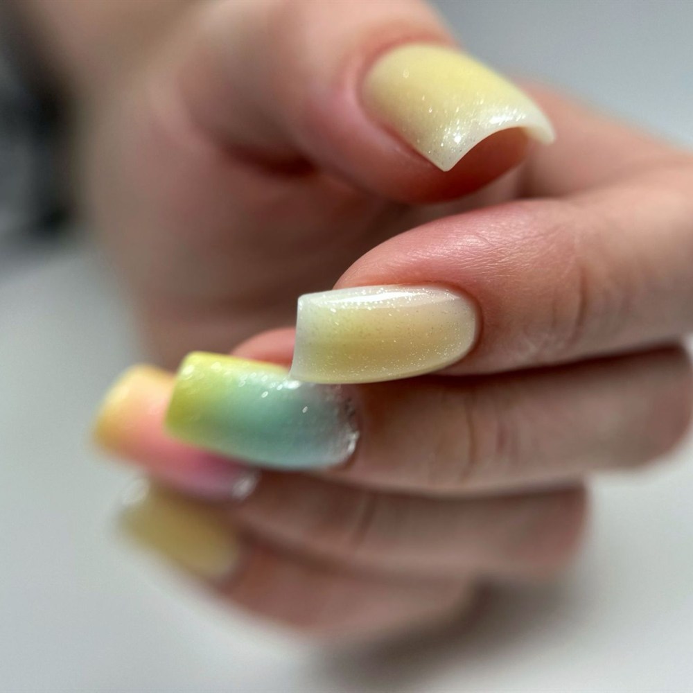 Uñas cuadradas de gel con degradado pastel amarillo, verde y rosa